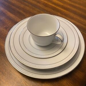 Noritake White Scapes Stoneleigh 4062 – 5 Pc Place Setting – NEW